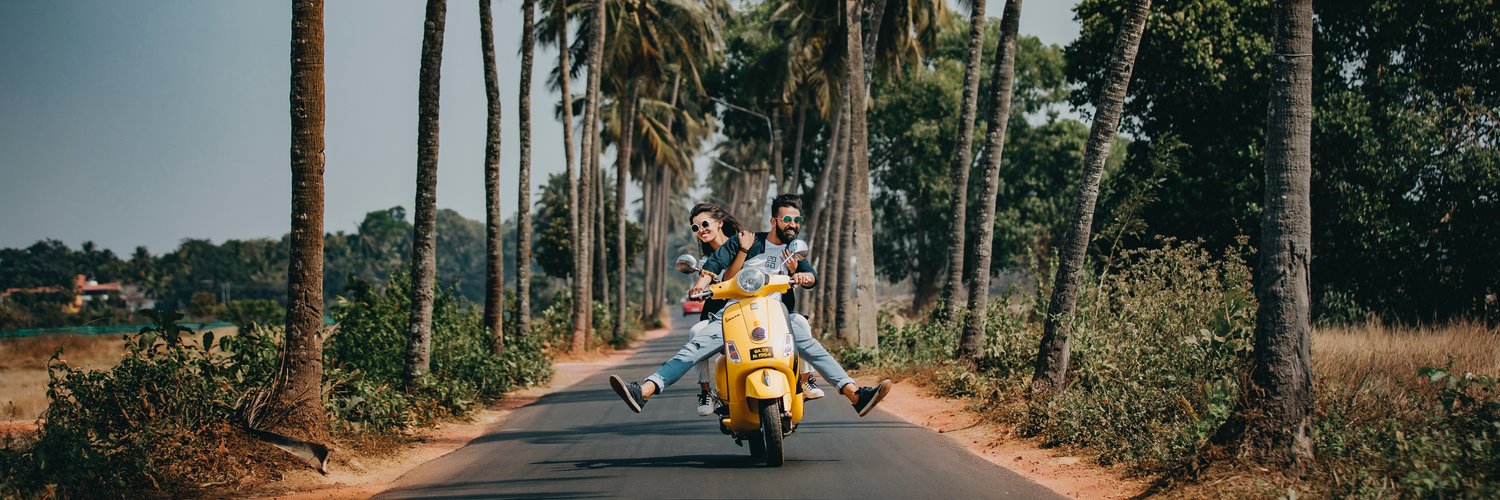 couple heureux sur scooter jaune suite au développement personnel 
