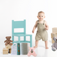 photo d'un bébé qui marche autour de jouet et du livre book-chou ouvert 