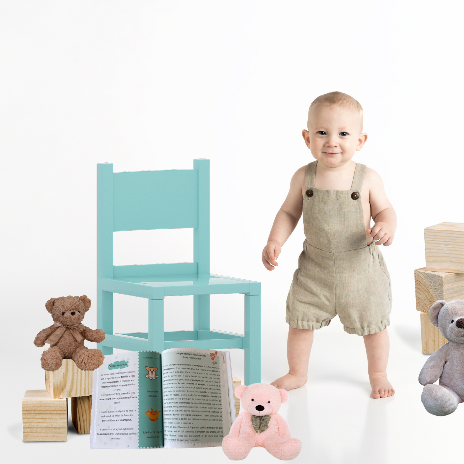 photo d'un bébé qui marche autour de jouet et du livre book-chou ouvert 