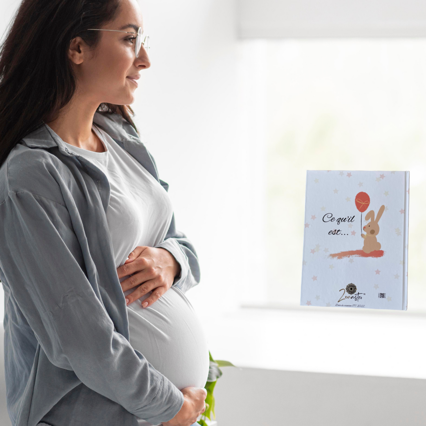 femme enceinte qui regarde vers le livre personnalisé de son enfant
